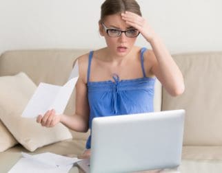 Mujer preocupada por renegociar deuda con el banco
