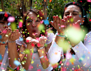 Mujeres celebrando