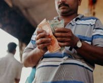 Hombre contando su dinero