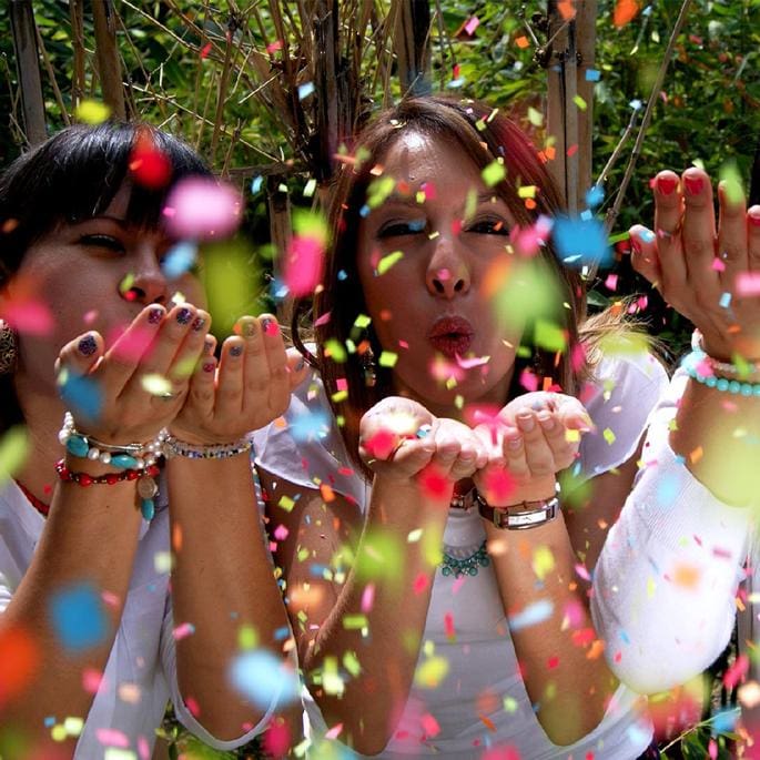 Mujeres celebrando